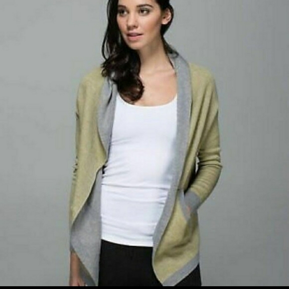 lululemon athletica Sweaters - Lululemon Cabin Yogi reversible green/light grey Sz 6